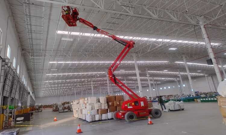 Instalaciones eléctricas industriales en nave con plataforma de elevación
